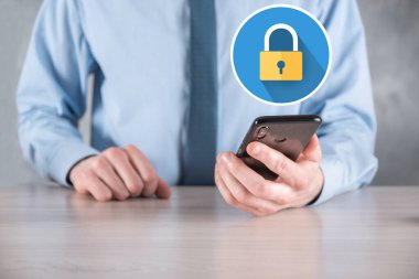 Siber güvenlik ağı. Asma kilit simgesi ve internet teknolojisi ağı. Tablet ve sanal arayüzde veri kişisel bilgilerini koruyan bir iş adamı. Veri koruma gizlilik kavramı. GDPR. AB.