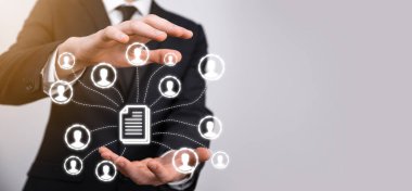 Man hold dökümanı ve kullanıcı simgesi. Şirket veri yönetim sistemi DMS ve belge yönetim sistemi kavramı. İşadamı kurumsal kullanıcılarla bağlantılı belgeye tıklayın ya da yayınlayın.