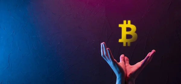 Férfi Kéz Kezében Egy Bitcoin Ikon Kék Háttérrel Bitcoin Cryptocurrency — Stock Fotó