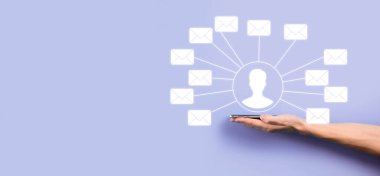 Erkek el ele tutuşan mektup simgesi, e- posta simgeleri. Haber bülteni e- postası ile bizimle iletişime geçin ve kişisel bilgilerinizi spam postasından koruyun. Müşteri hizmetleri çağrı merkezi bizimle bağlantı kurar. E- posta pazarlama ve haber bülteni.