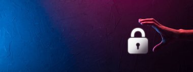 Siber güvenlik ağı. Asma kilit simgesi ve internet teknolojisi ağı. Tablet ve sanal arayüzde veri kişisel bilgilerini koruyan bir iş adamı. Veri koruma gizlilik kavramı. GDPR. AB.