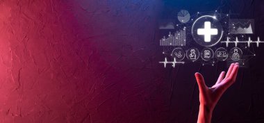 İş adamının elinde sanal ve tıbbi ağ bağlantısı simgeleri var. Covid-19 salgını insanları bilinçlendirir ve sağlık hizmetlerine dikkat çeker. Doktor, belge, ilaç, ambulans, hasta ikonu