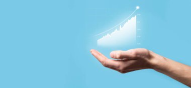 İş adamı artan ekran grafiği, pozitif büyüme ikonu okları üzerinde duruyor. Yaratıcı iş grafiğine yükselen oklarla işaret ediyor. Finansal, ticari büyüme kavramı.