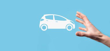 Araba ikonu tutan adamın dijital bileşimi. Araba sigortası ve araba servisi konsepti. Bir jest ve araba ikonu sunan bir iş adamı.