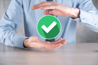 Elinizde yeşil simge işareti, İşaretle İşaretle İşaretle İşaretle işareti, sağ işaret, çember yeşil işaretleme düğmesi, tamam. Koyu arkaplan üzerinde. Banner. Boşluğu kopyala.