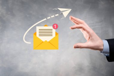 İş adamı elinde e-posta simgesi ile bizimle iletişim kurar ve kişisel bilgilerinizi spam postalarından korur. Müşteri hizmetleri çağrı merkezi bizimle iletişim kurar.