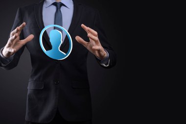 İşadamı elinde kullanıcı erkek, kadın 3D tarzında bir ikon tutuyor. İnternet simgeleri arayüzü önplanı. genel ağ medya kavramı