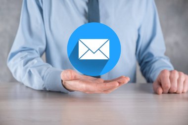 İş adamı elinde mektup simgesi, e-posta simgeleri. Haber bülteni e- postası ile bizimle irtibata geçin ve kişisel bilgilerinizi spam postasından koruyun. Müşteri hizmetleri çağrı merkezi bizimle irtibata geçin.