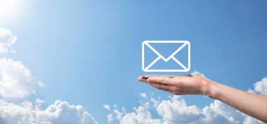 İş adamı elinde e-posta simgesi ile bizimle iletişim kurar ve kişisel bilgilerinizi spam postalarından korur. Müşteri hizmetleri çağrı merkezi bizimle iletişim kurar.