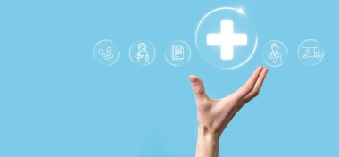 İş adamının elinde sanal ve tıbbi ağ bağlantısı simgeleri var. Covid-19 salgını insanları bilinçlendirir ve sağlık hizmetlerine dikkat çeker. Doktor, belge, ilaç, ambulans, hasta ikonu