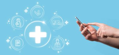 İş adamının elinde sanal ve tıbbi ağ bağlantısı simgeleri var. Covid-19 salgını insanları bilinçlendirir ve sağlık hizmetlerine dikkat çeker. Doktor, belge, ilaç, ambulans, hasta ikonu