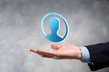 İşadamı elinde kullanıcı erkek, kadın 3D tarzında bir ikon tutuyor. İnternet simgeleri arayüzü önplanı. genel ağ medya kavramı