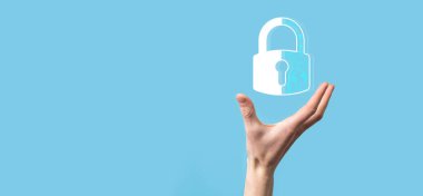 Siber güvenlik ağı. Asma kilit simgesi ve internet teknolojisi ağı. Kişisel bilgileri ve sanal arayüzü koruyan bir iş adamı. Veri koruma gizlilik kavramı. GDPR. AB. Dijital suç.