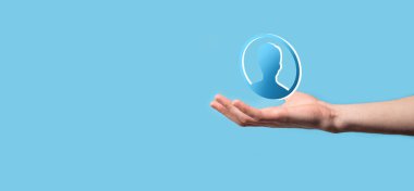 İşadamı elinde kullanıcı erkek, kadın 3D tarzında bir ikon tutuyor. İnternet simgeleri arayüzü önplanı. genel ağ medya kavramı