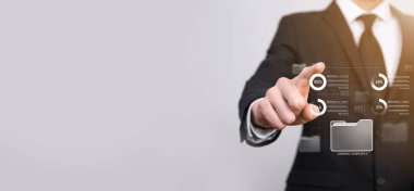 Girişimci el, yenilikçi yazılım geliştirme, zayıf proje yönetim aracını gösteren sanal modern bilgisayar üzerinde tahta çerçeve kullanıyor. Belge Yönetim Sistemi DMS.