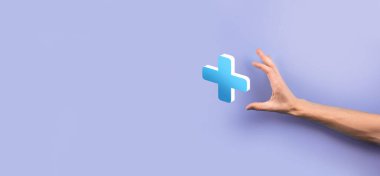 İş adamı elinde 3D artı simge tutuyor, elinde tuttuğu adam kar, fayda, gelişme, artı işareti ile temsil edilen CSR gibi olumlu şeyler öneriyor..