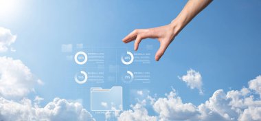 Girişimci el, yenilikçi yazılım geliştirme, zayıf proje yönetim aracını gösteren sanal modern bilgisayar üzerinde tahta çerçeve kullanıyor. Belge Yönetim Sistemi DMS.