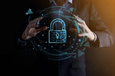Siber güvenlik ağı. Asma kilit simgesi ve internet teknolojisi ağı. Kişisel bilgileri ve sanal arayüzü koruyan bir iş adamı. Veri koruma gizlilik kavramı. GDPR. AB. Dijital suç.
