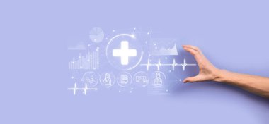 İş adamının elinde sanal ve tıbbi ağ bağlantısı simgeleri var. Covid-19 salgını insanları bilinçlendirir ve sağlık hizmetlerine dikkat çeker. Doktor, belge, ilaç, ambulans, hasta ikonu