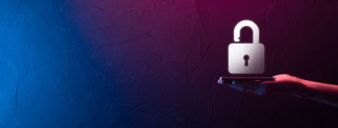 Siber güvenlik ağı. Asma kilit simgesi ve internet teknolojisi ağı. Tablet ve sanal arayüzde veri kişisel bilgilerini koruyan bir iş adamı. Veri koruma gizlilik kavramı. GDPR. AB