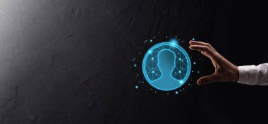 İşadamı, elinde kullanıcı adam, elinde kadın poligon tarzında bir simge tutuyor. İnternet simgeleri arayüzü önplanı. genel ağ medya kavramı