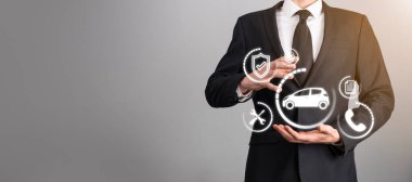 Araba ikonu tutan adamın dijital bileşimi. Araba sigortası ve araba servisi konsepti. Bir jest ve araba ikonu sunan bir iş adamı.