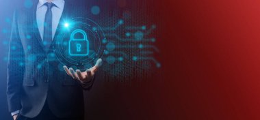 Siber güvenlik ağı. Asma kilit simgesi ve internet teknolojisi ağı. Tablet ve sanal arayüzde veri kişisel bilgilerini koruyan bir iş adamı. Veri koruma gizlilik kavramı. GDPR. AB.