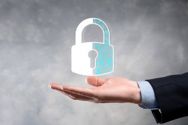 Siber güvenlik ağı. Asma kilit simgesi ve internet teknolojisi ağı. Kişisel bilgileri ve sanal arayüzü koruyan bir iş adamı. Veri koruma gizlilik kavramı. GDPR. AB. Dijital suç.
