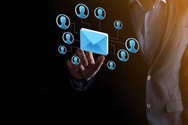 E- posta ve kullanıcı simgesi, imza, sembol pazarlama ya da bülten konsepti, diyagram. E- posta gönderme. Posta ve SMS pazarlama kavramı. İş dünyasında doğrudan satış şeması. E- posta için istemci listesi