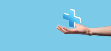 İş adamı elinde 3D artı simge tutuyor, elinde tuttuğu adam kar, fayda, gelişme, artı işareti ile temsil edilen CSR gibi olumlu şeyler öneriyor..