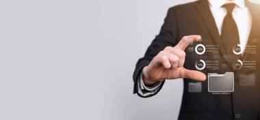 Girişimci el, yenilikçi yazılım geliştirme, zayıf proje yönetim aracını gösteren sanal modern bilgisayar üzerinde tahta çerçeve kullanıyor. Belge Yönetim Sistemi DMS.