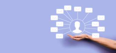 Erkek el ele tutuşan mektup simgesi, e- posta simgeleri. Haber bülteni e- postası ile bizimle iletişime geçin ve kişisel bilgilerinizi spam postasından koruyun. Müşteri hizmetleri çağrı merkezi bizimle bağlantı kurar. E- posta pazarlama ve haber bülteni.