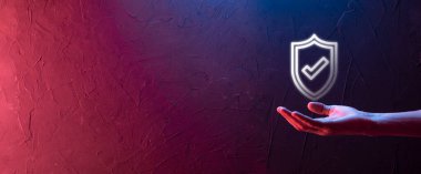 Mavi arka planda işaret simgesi olan bir erkek el koruma kalkanı. Güvenlik ağı güvenlik bilgisayarı ve veri konseptinizi güvene alın