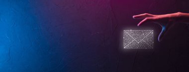 İş adamı elinde e-posta simgesi ile bizimle iletişim kurar ve kişisel bilgilerinizi spam postalarından korur. Müşteri hizmetleri çağrı merkezi bizimle iletişim kurar.