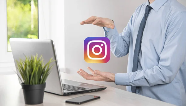 Onok Ucrânia Julho 2021 Empresário Segura Clica Ícone Instagram Suas — Fotografia de Stock