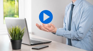 İş adamı projeleri başlatmak ya da başlatmak için oynat düğmesine basın ya da tıklayın. Video Oynat Sunumu. İş için fikir, teknoloji. Medya oynatıcı düğmesi. Simgeyi çal. Git.