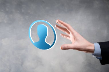 İşadamı elinde kullanıcı erkek, kadın 3D tarzında bir ikon tutuyor. İnternet simgeleri arayüzü önplanı. genel ağ medya kavramı