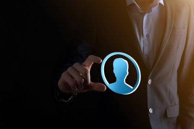 İşadamı elinde kullanıcı erkek, kadın 3D tarzında bir ikon tutuyor. İnternet simgeleri arayüzü önplanı. genel ağ medya kavramı