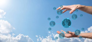 İşadamı, elinde kullanıcı adam, elinde kadın poligon tarzında bir simge tutuyor. İnternet simgeleri arayüzü önplanı. genel ağ medya kavramı