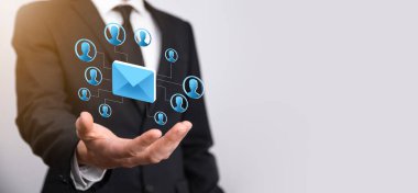 E- posta ve kullanıcı simgesi, imza, sembol pazarlama ya da bülten konsepti, diyagram. E- posta gönderme. Posta ve SMS pazarlama kavramı. İş dünyasında doğrudan satış şeması. E- posta için istemci listesi