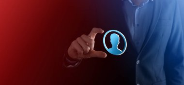 İşadamı elinde kullanıcı erkek, kadın 3D tarzında bir ikon tutuyor. İnternet simgeleri arayüzü önplanı. genel ağ medya kavramı