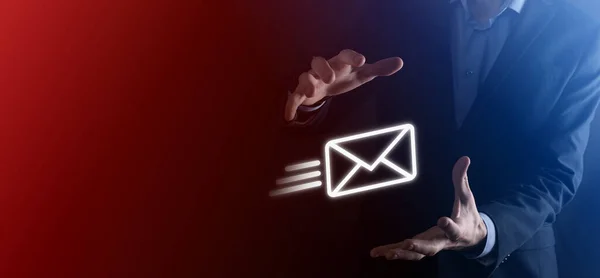 电子邮件营销和通讯概念通过通讯电子邮件与我们联系 保护您的个人信息不受垃圾邮件概念的影响 供邮寄的客户名单 — 图库照片