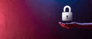 Siber güvenlik ağı. Asma kilit simgesi ve internet teknolojisi ağı. Tablet ve sanal arayüzde veri kişisel bilgilerini koruyan bir iş adamı. Veri koruma gizlilik kavramı. GDPR. AB