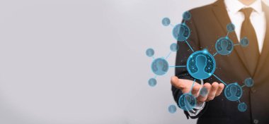 İşadamı, elinde kullanıcı adam, elinde kadın poligon tarzında bir simge tutuyor. İnternet simgeleri arayüzü önplanı. genel ağ medya kavramı