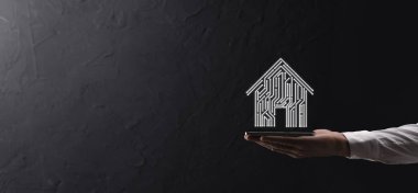 Ev idaresi ikonu. Mart evi kontrollü, akıllı ev ve ev otomasyon uygulaması konsepti. PCB tasarımı ve akıllı telefonu olan kişi. Yenilik teknolojisi internet ağı kavramı