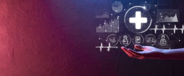 İş adamının elinde sanal ve tıbbi ağ bağlantısı simgeleri var. Covid-19 salgını insanları bilinçlendirir ve sağlık hizmetlerine dikkat çeker. Doktor, belge, ilaç, ambulans, hasta ikonu
