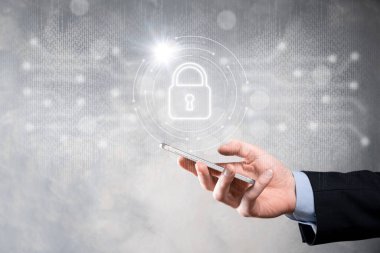 Siber güvenlik ağı. Asma kilit simgesi ve internet teknolojisi ağı. Tablet ve sanal arayüzde veri kişisel bilgilerini koruyan bir iş adamı. Veri koruma gizlilik kavramı. GDPR. AB.