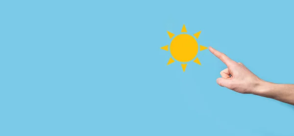 Hand Blå Bakgrund Håller Solen Ikonen Symbol Hållbar Källa Till — Stockfoto