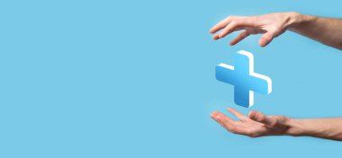 İş adamı elinde 3D artı simge tutuyor, elinde tuttuğu adam kar, fayda, gelişme, artı işareti ile temsil edilen CSR gibi olumlu şeyler öneriyor..