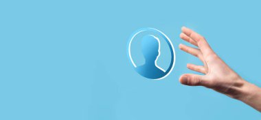 İşadamı elinde kullanıcı erkek, kadın 3D tarzında bir ikon tutuyor. İnternet simgeleri arayüzü önplanı. genel ağ medya kavramı